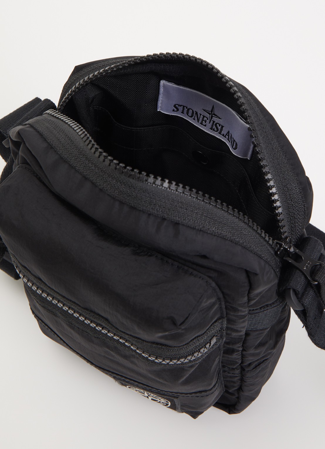 Stone Island S0251 crossbodytas met logo en verstelbare schouderriem - detail zwart