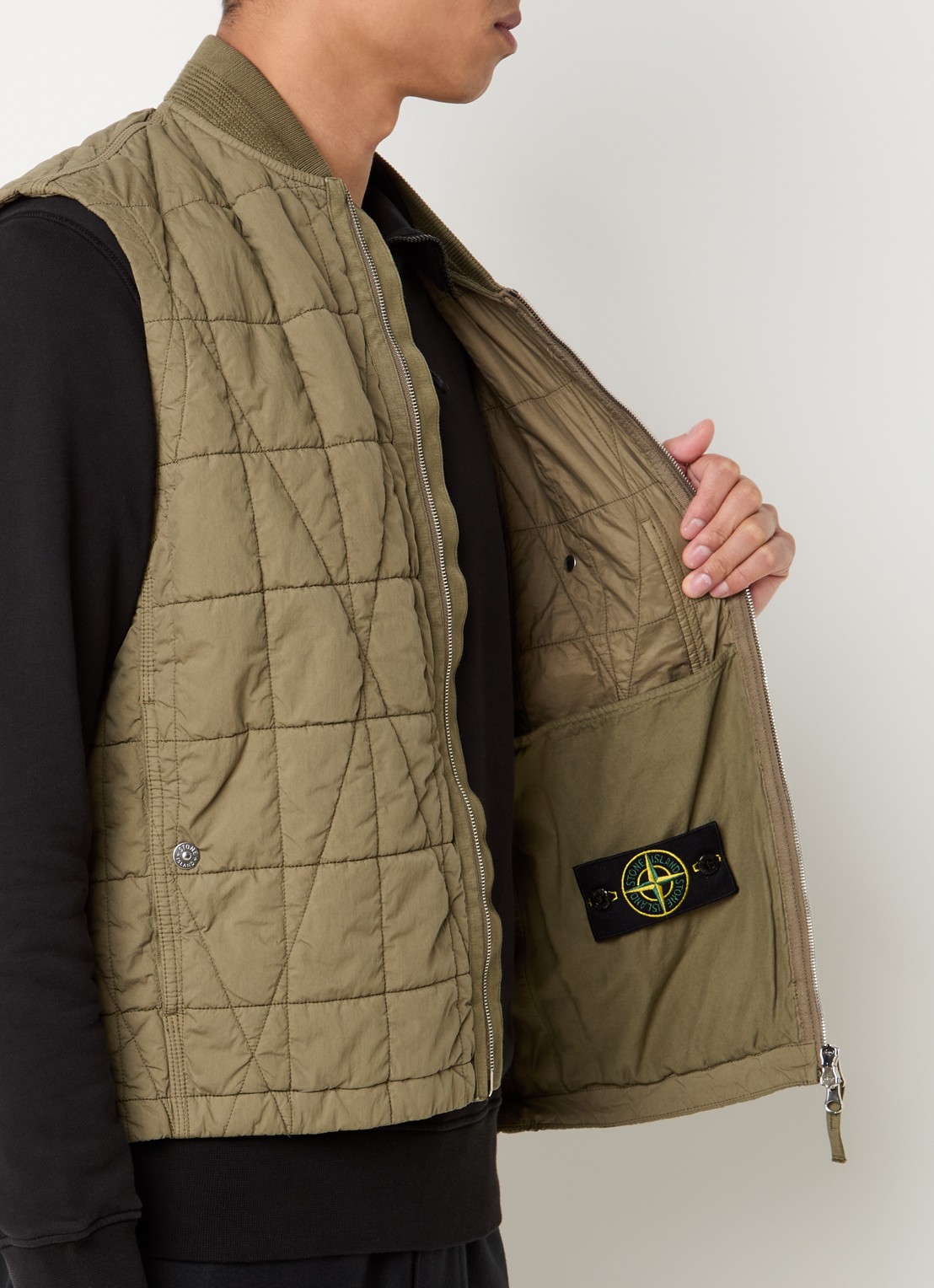 Stone Island S0300 bodywarmer met quilt patroon en steekzakken - detail 3 mosgroen