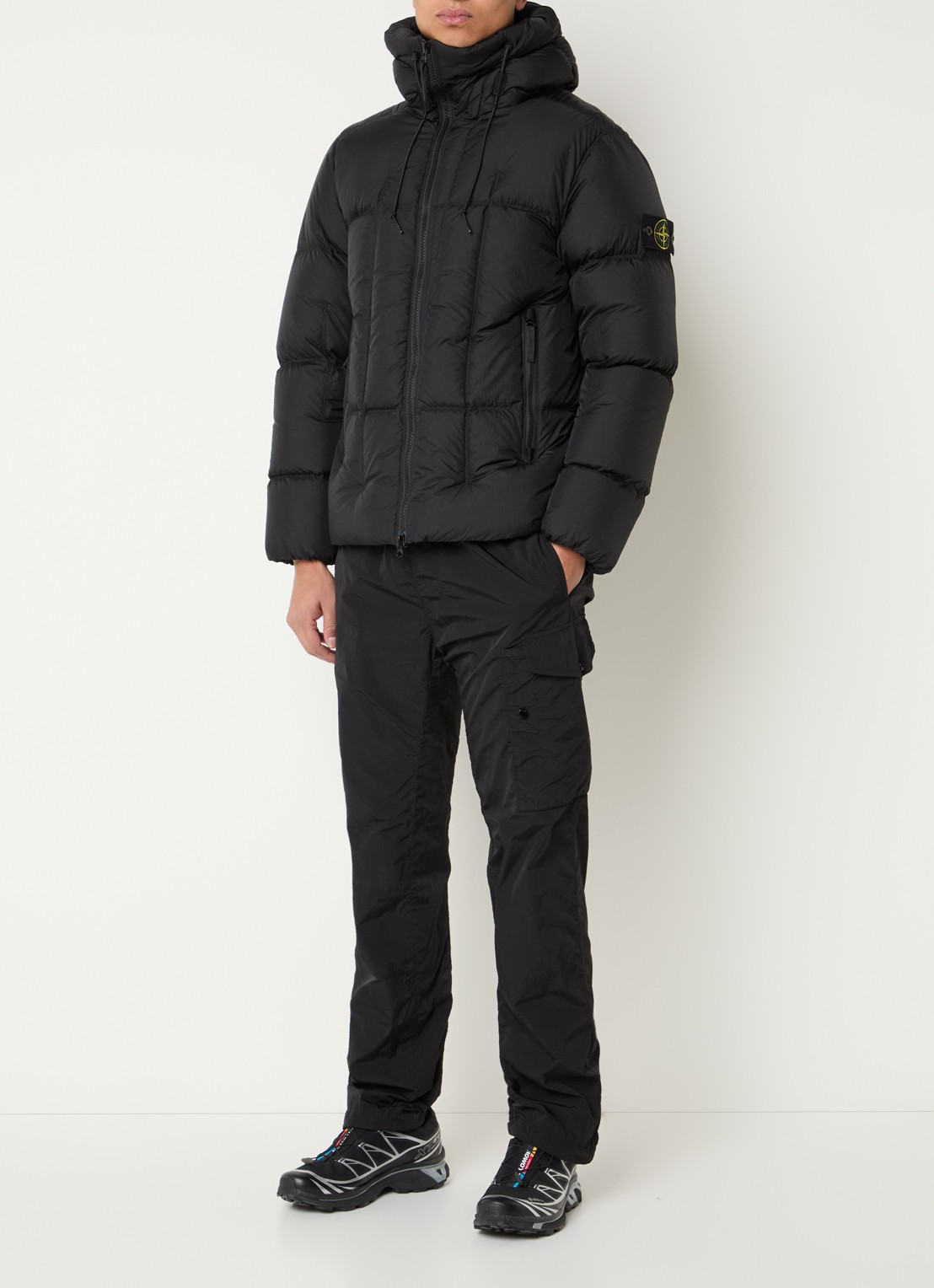 Stone Island S0302 puffer jack met donsvulling en capuchon - voorkant 2 zwart