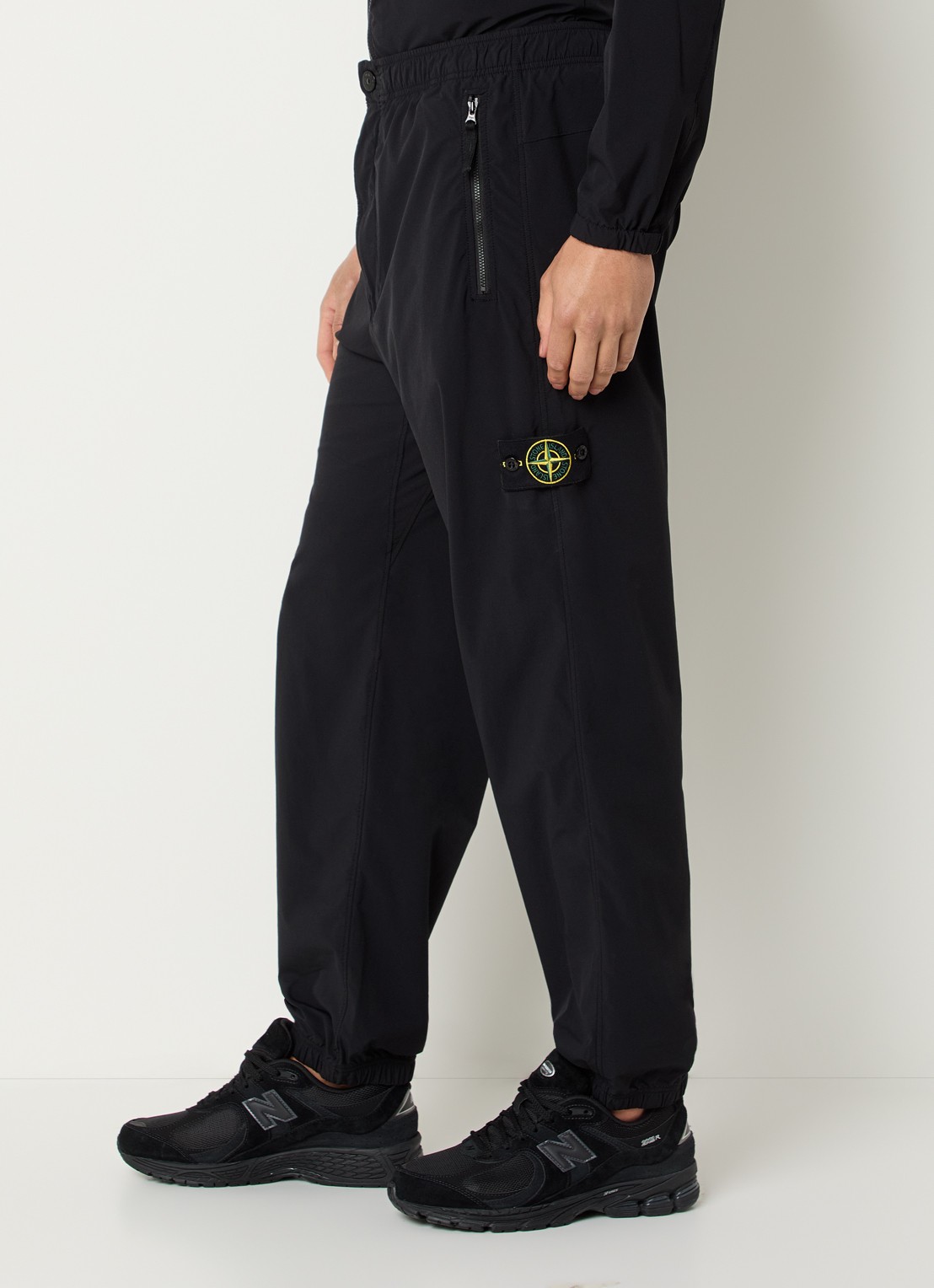 Stone Island S0375 straight fit cargobroek met steekzakken en logo - detail 3 zwart