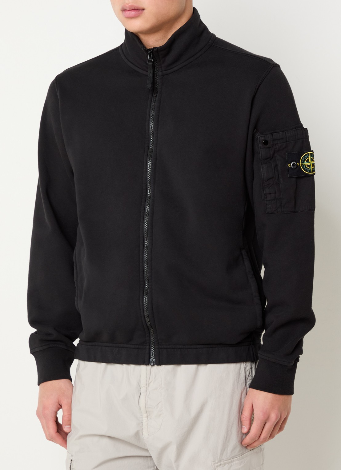 Stone Island S0410 sweater met opgestikte zak en logoborduring - detail zwart