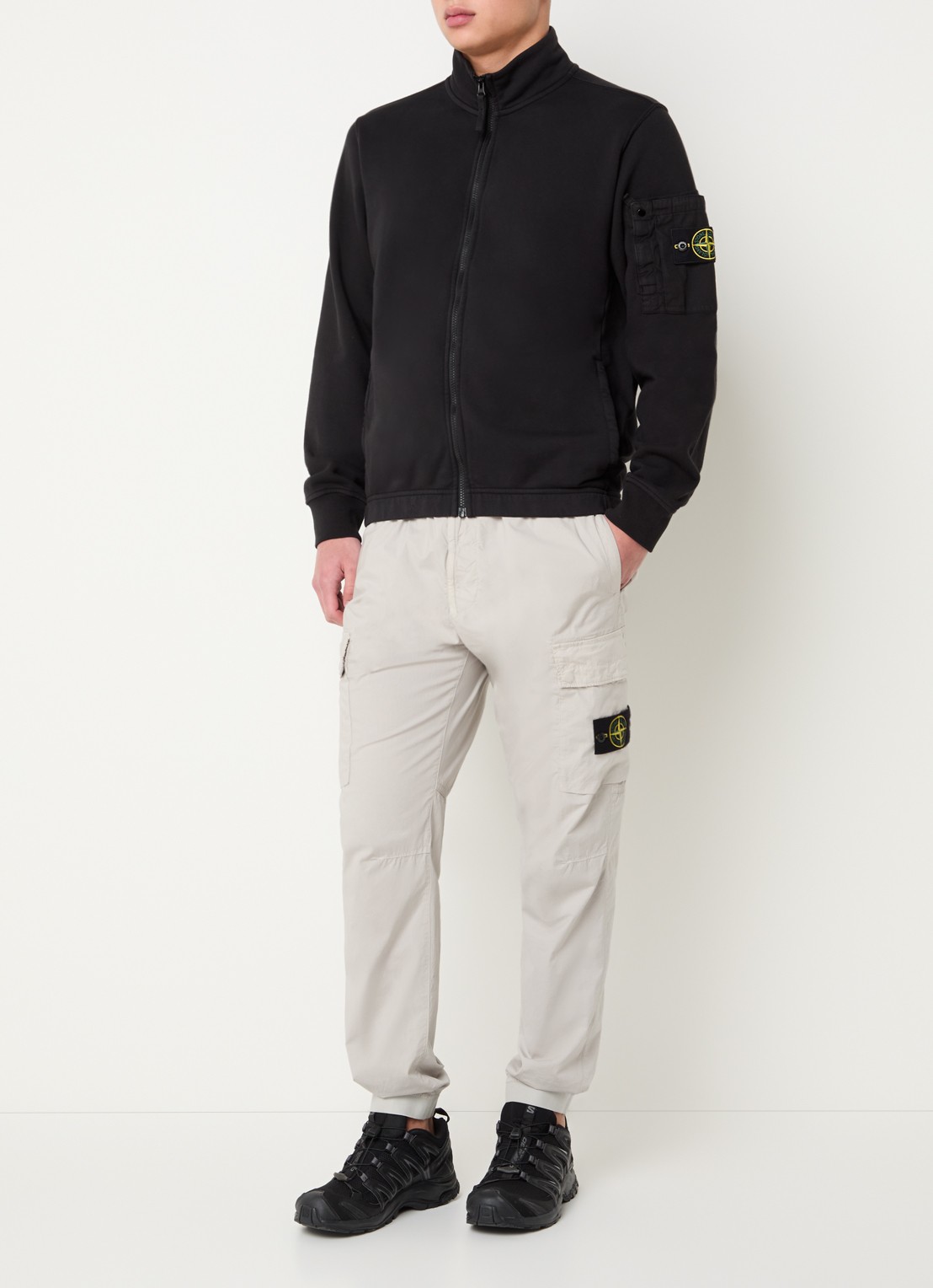 Stone Island S0410 sweater met opgestikte zak en logoborduring - voorkant 4 zwart