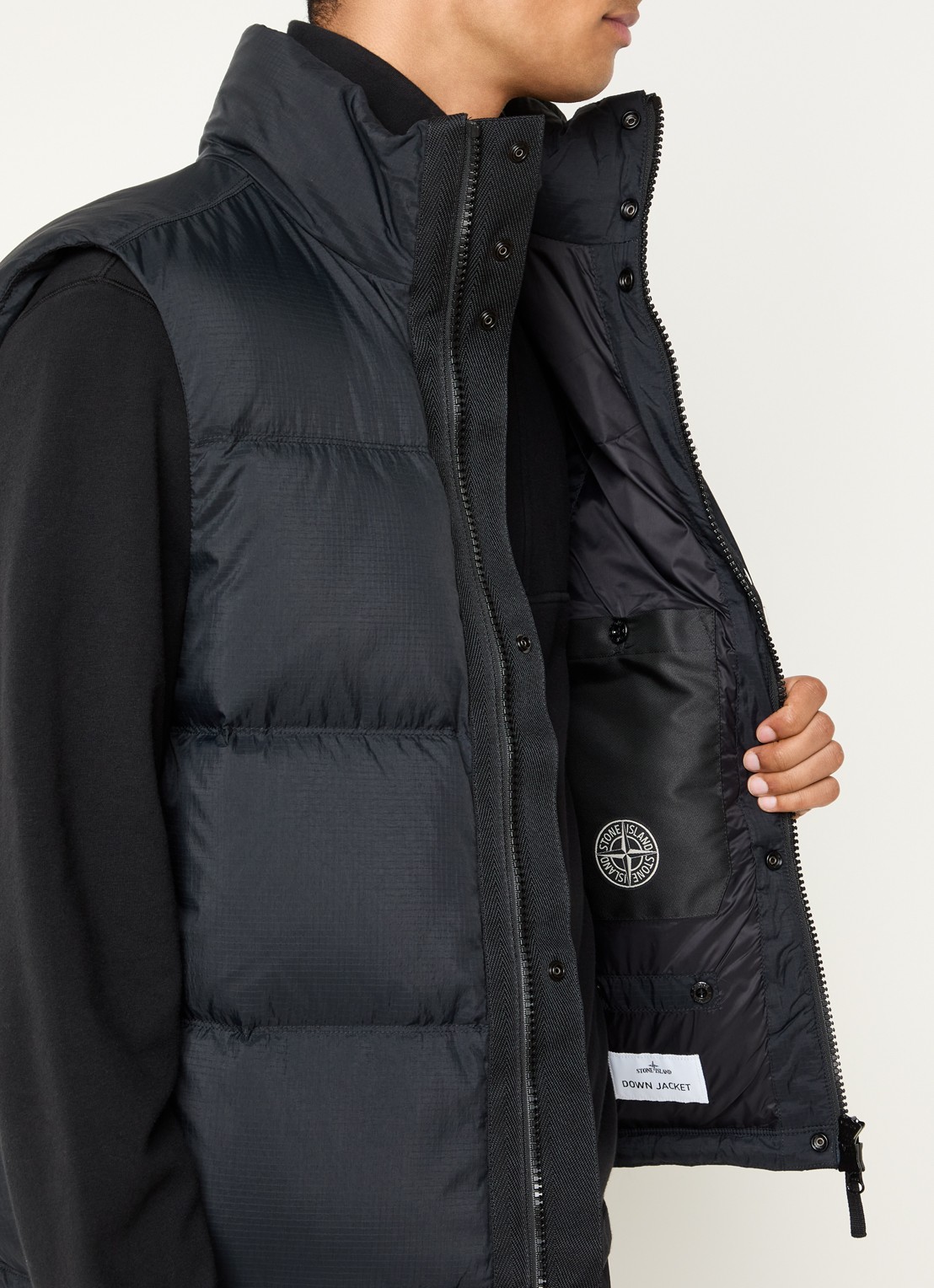 Stone Island S0483 gewatteerde bodywarmer met donsvulling - detail 4 zwart