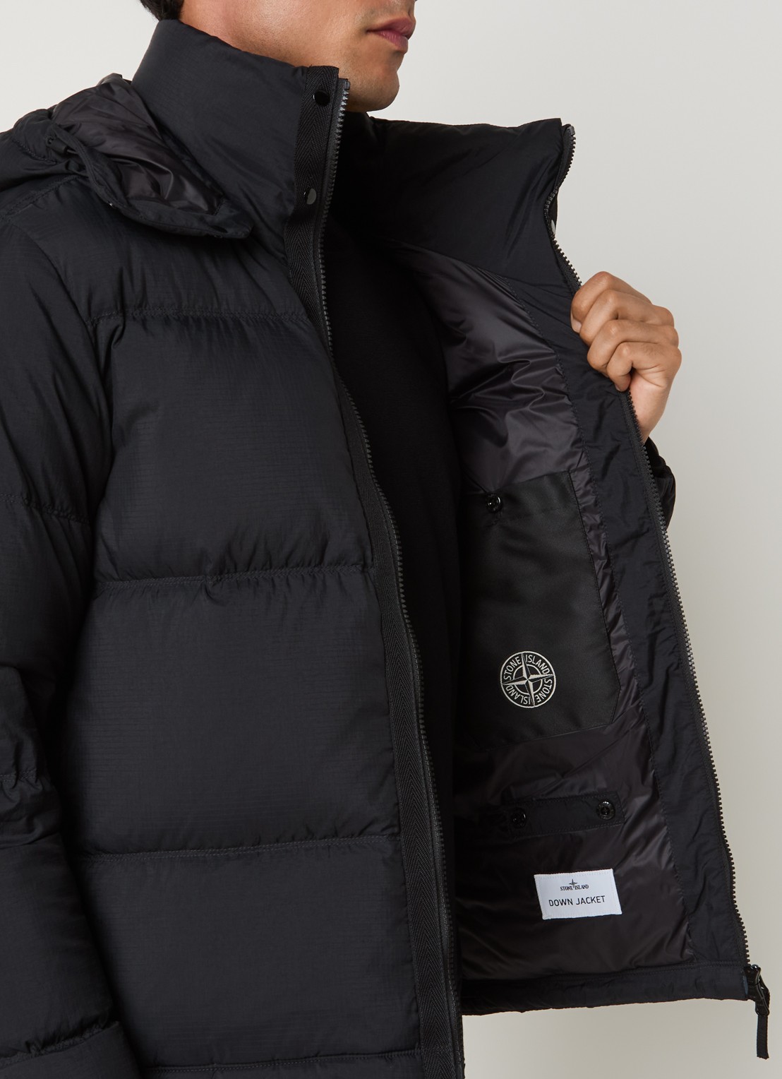 Stone Island S0483 puffer jacket met donsvulling en afneembare capuchon - detail 4 zwart