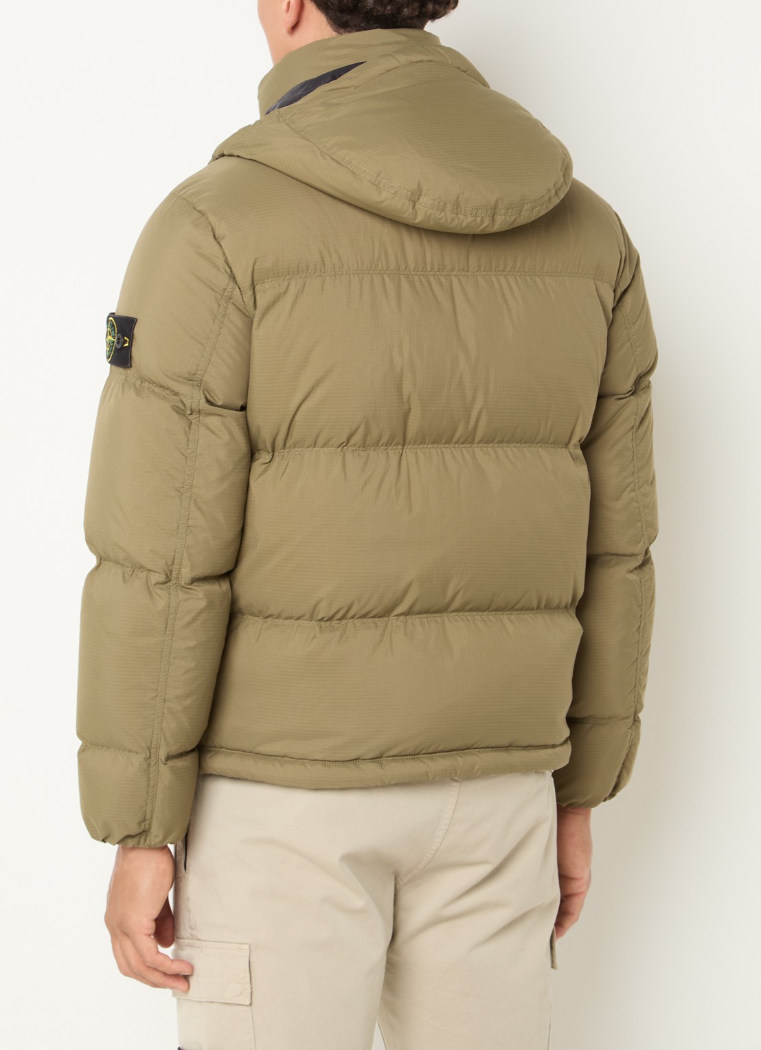 Stone Island S0483 puffer jacket met donsvulling en afneembare capuchon - achterkant legergroen