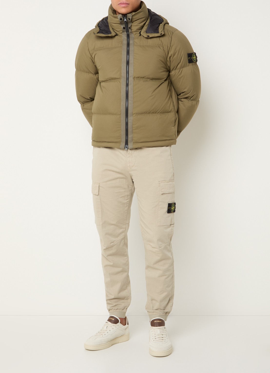 Stone Island S0483 puffer jacket met donsvulling en afneembare capuchon - voorkant 3 legergroen