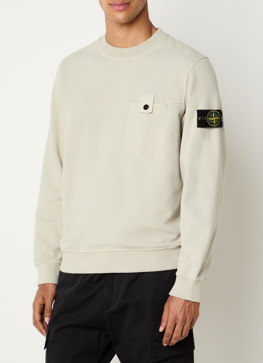 Stone Island S0A20 sweater met logo en borstzak - detail zand