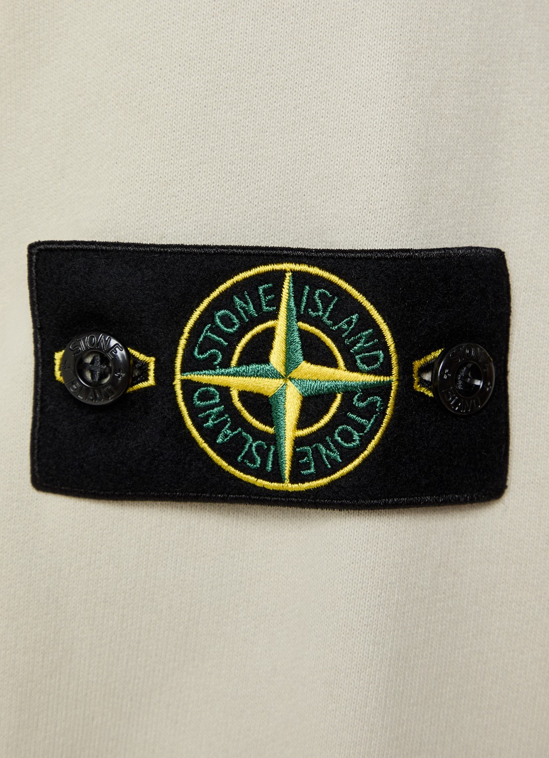 Stone Island S0A20 sweater met logo en borstzak - detail 2 zand