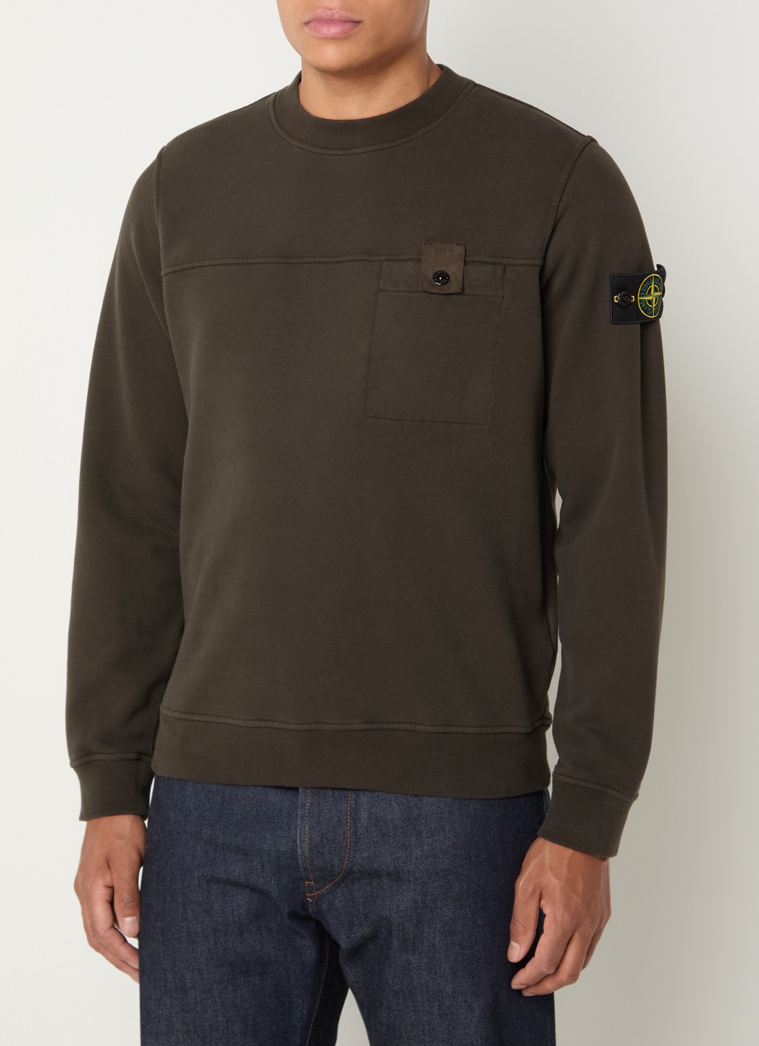 Stone Island S0A20 sweater met logo en borstzak - detail bruin