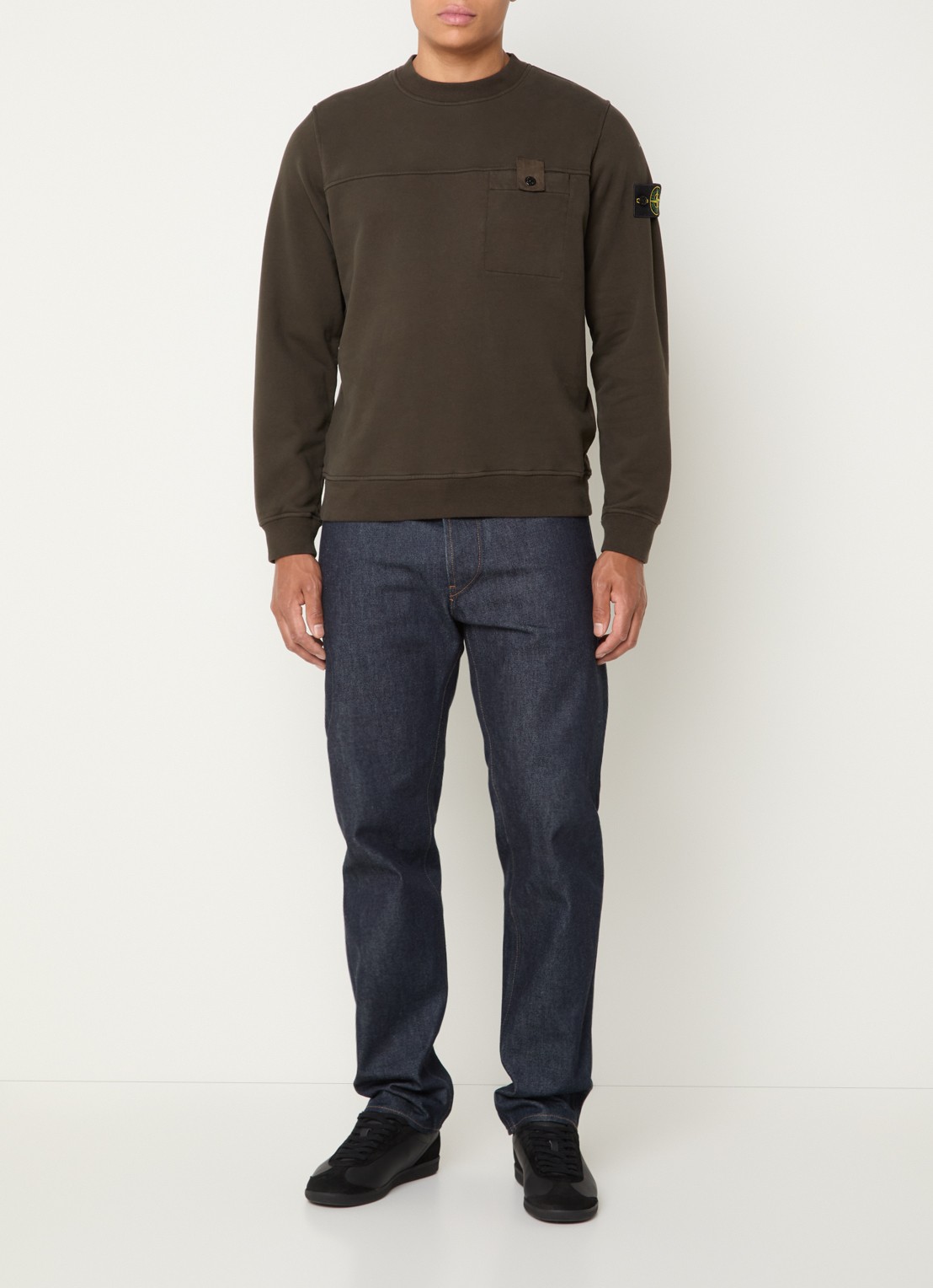 Stone Island S0A20 sweater met logo en borstzak - voorkant 4 bruin