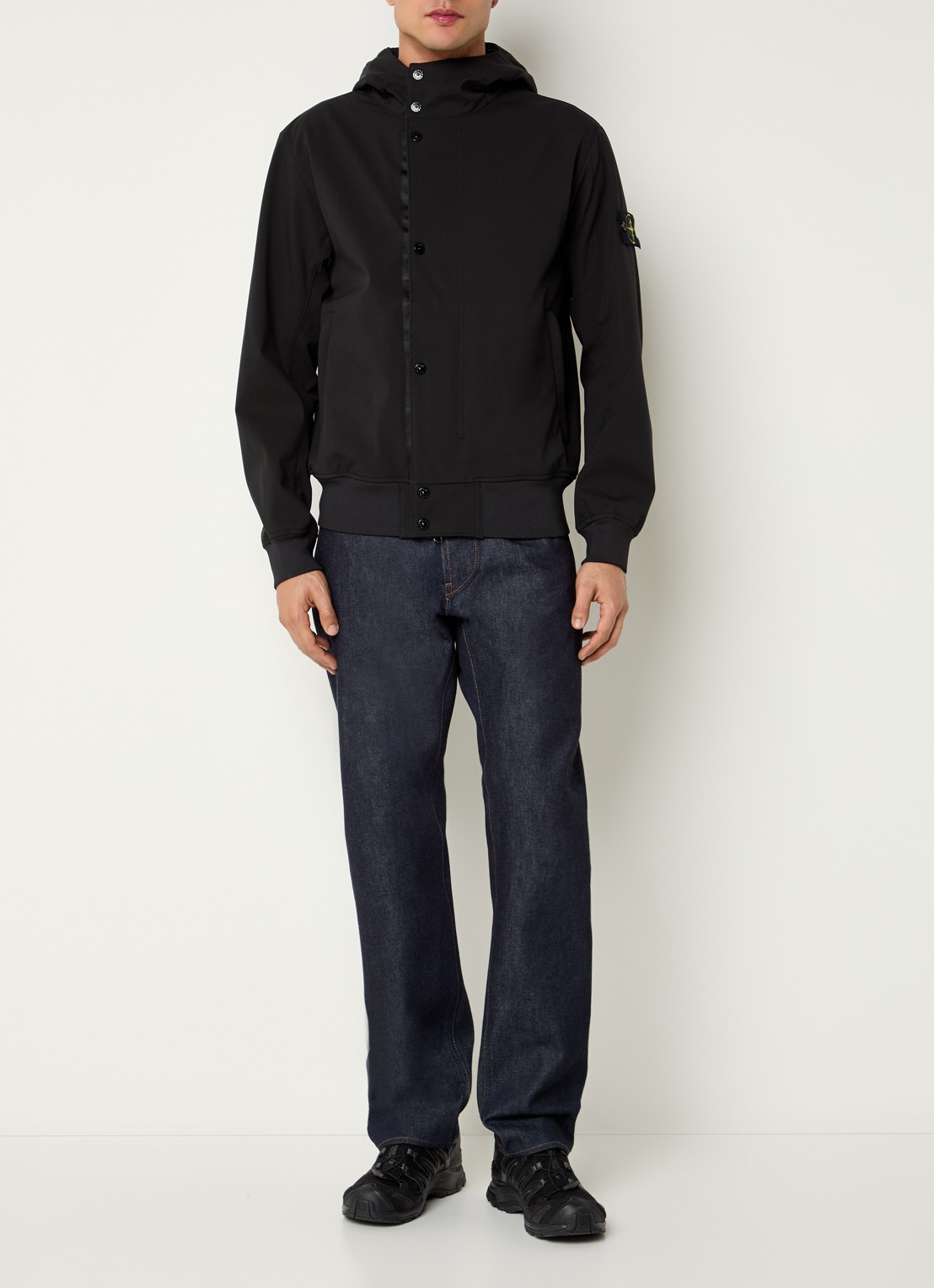 Stone Island S0A22 jack met capuchon en logo - voorkant 3 zwart