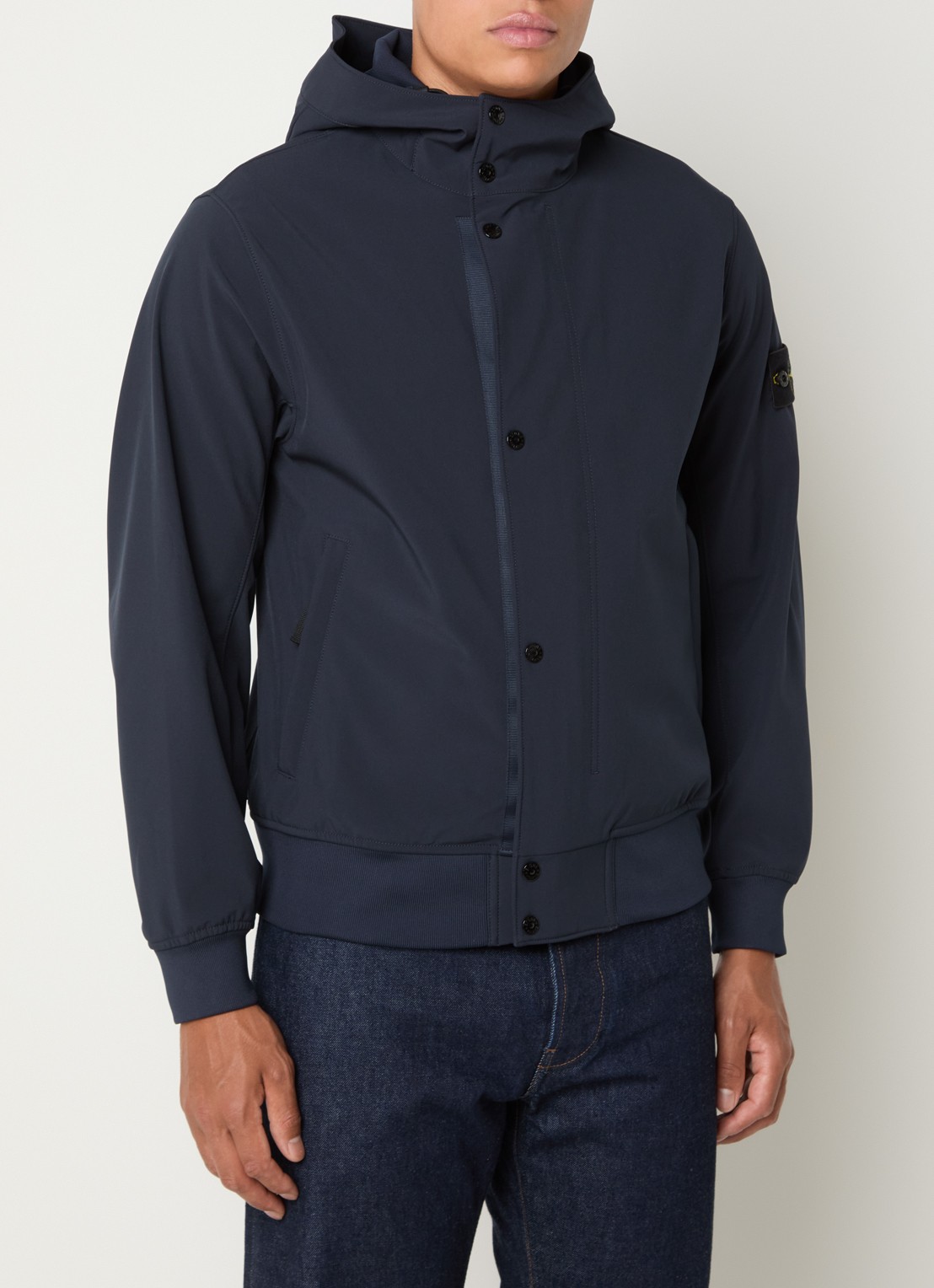 Stone Island S0A22 softshell jack met capuchon en ritszakken - detail donkerblauw