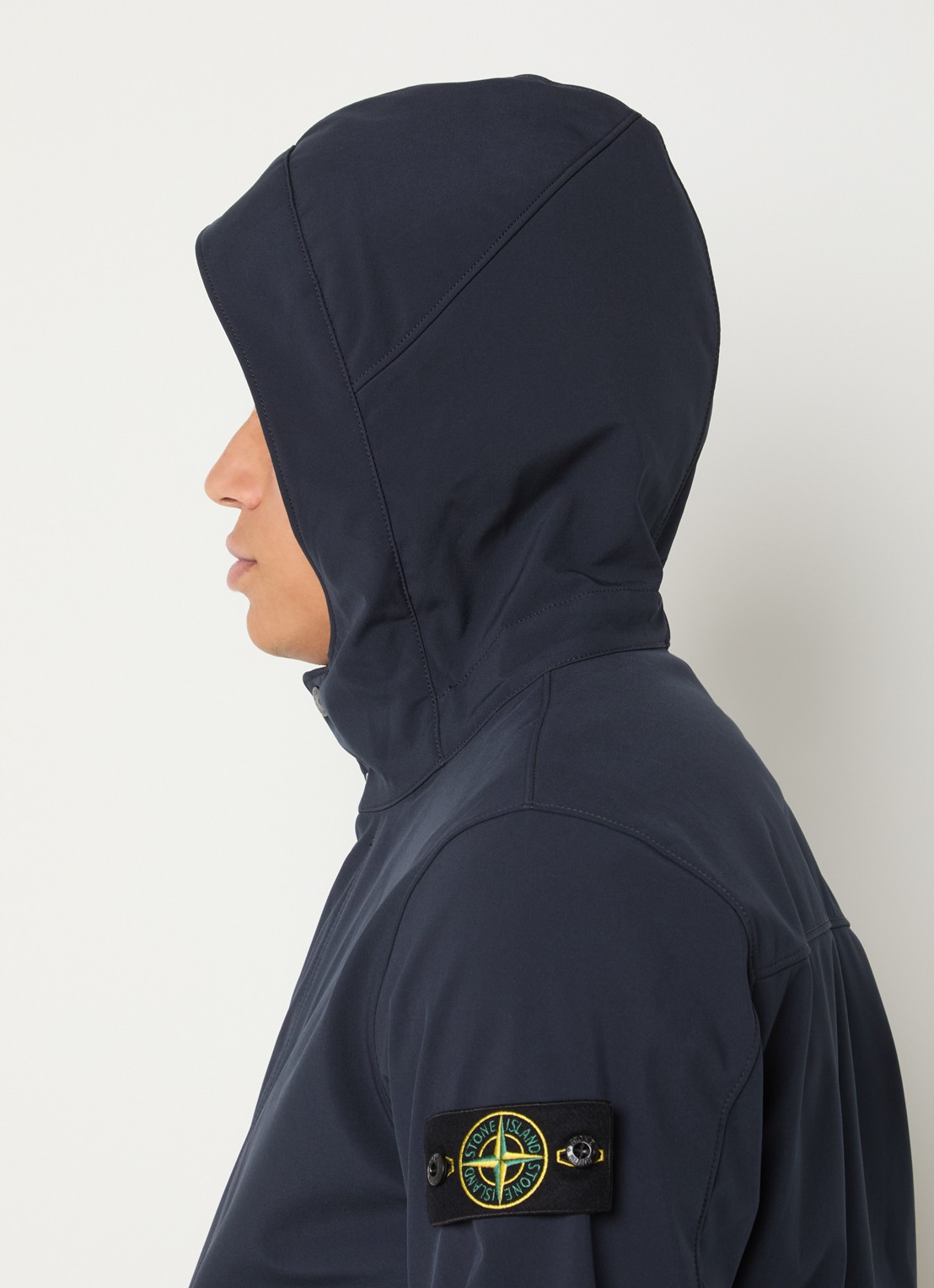 Stone Island S0A22 softshell jack met capuchon en ritszakken - detail 2 donkerblauw