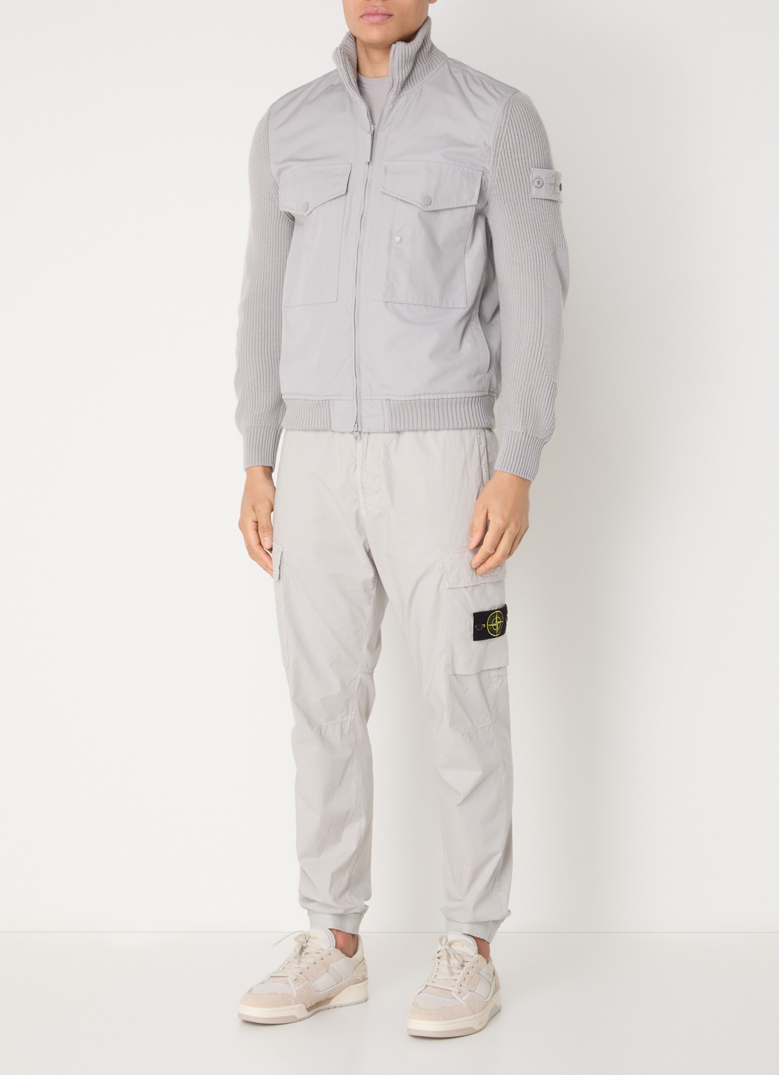 Stone Island S0F01 Grofgebreide jack met borstzakken en logo - voorkant 2 lichtgrijs
