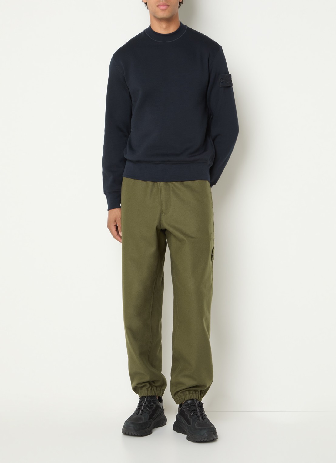 Stone Island S0F24 tapered fit cargobroek in scheerwolblend met klepzakken - voorkant 2 bronsgroen