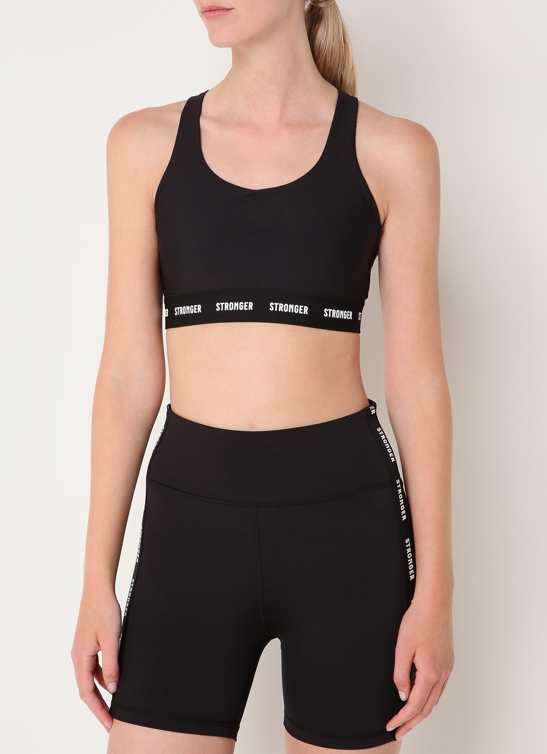 STRONGER Rise sport bh met medium support en logoband - detail zwart