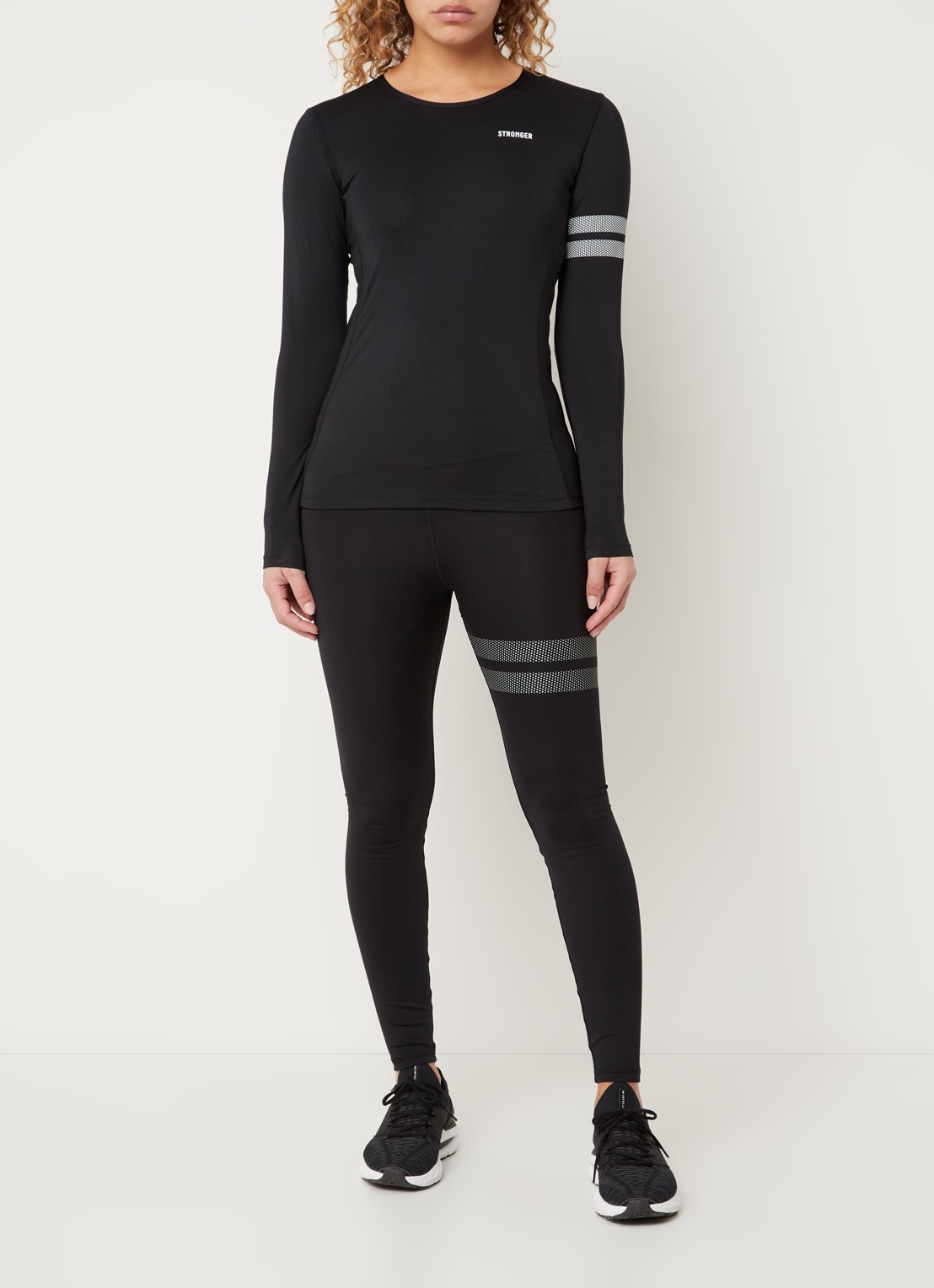 STRONGER Trainings longsleeve met logo - voorkant 4 zwart