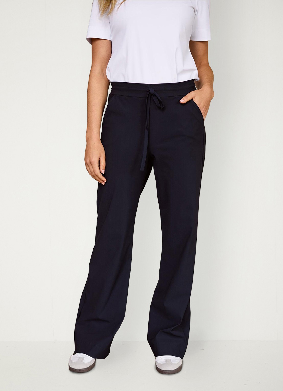 Studio Anneloes Abigail mid waist flared fit joggingbroek van travelstof - detail 2 zwart