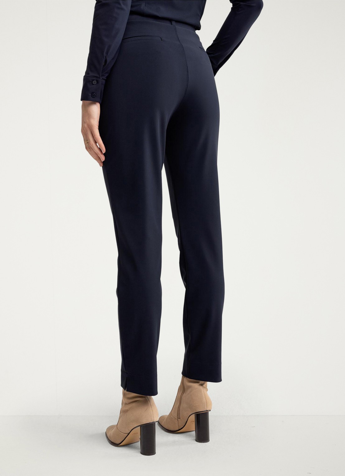 Studio Anneloes Anne mid waist cropped tapered fit pantalon met steekzakken - achterkant donkerblauw
