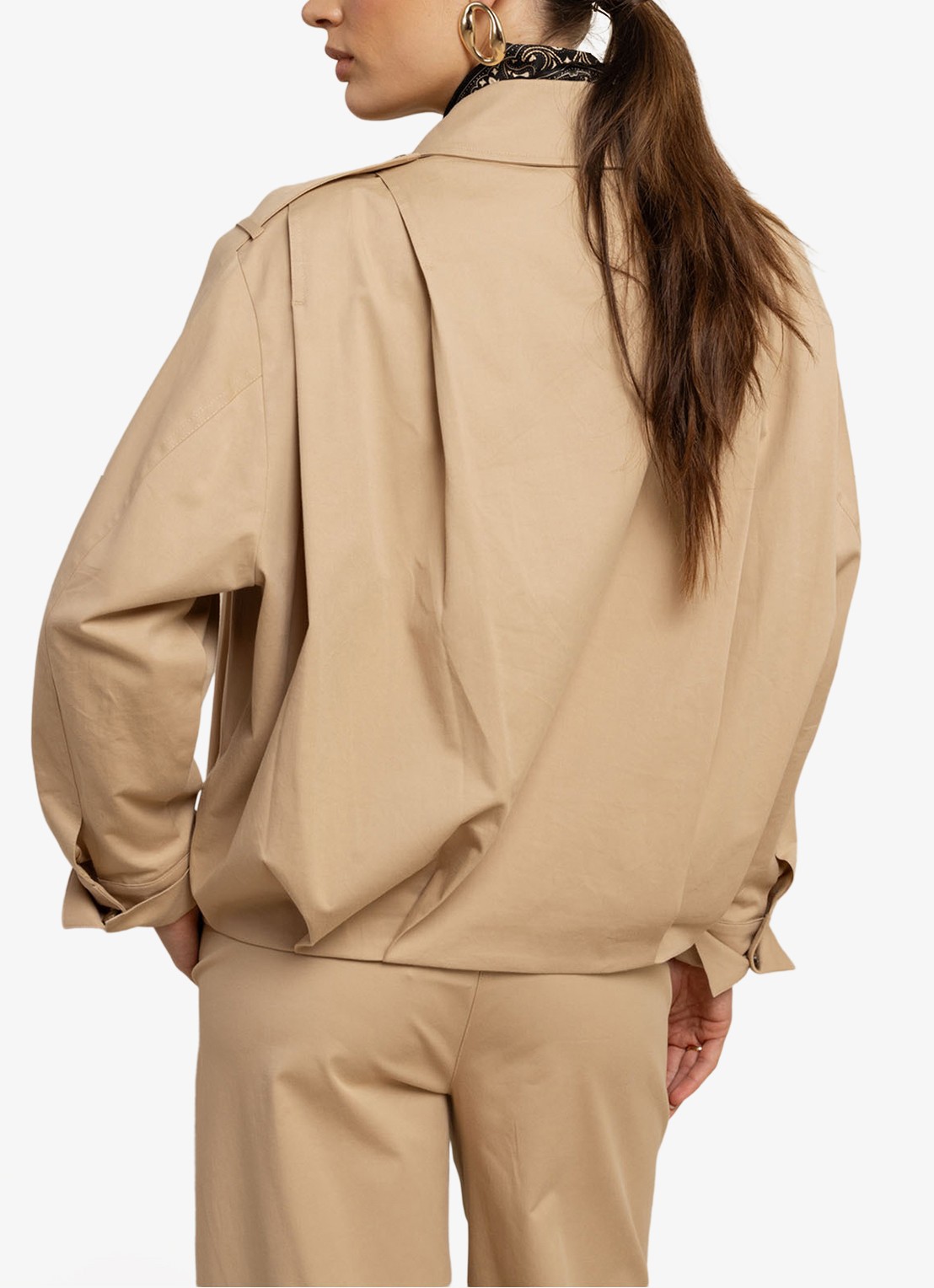 Studio Anneloes Atlas cropped single breasted trenchcoat met geplooid detail - achterkant 2 bruin