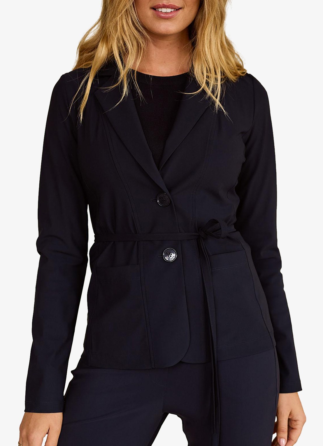 Studio Anneloes Blazer met strikceintuur en paspelzakken - detail 2 blauw