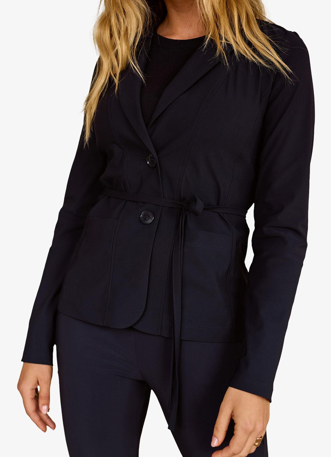 Studio Anneloes Blazer met strikceintuur en paspelzakken - detail 3 blauw