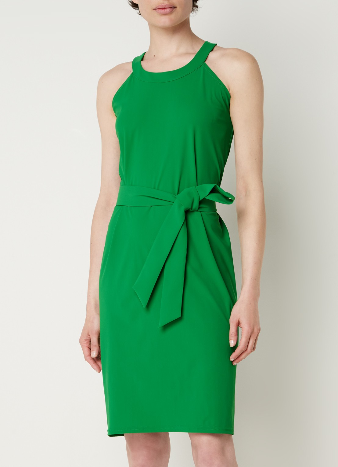 Studio Anneloes Carry mini jurk van travelstof met strikceintuur - detail 4 groen