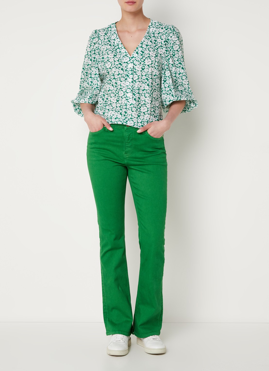 Studio Anneloes Cher blouse van travelstof met bloemenprint - voorkant 2 groen