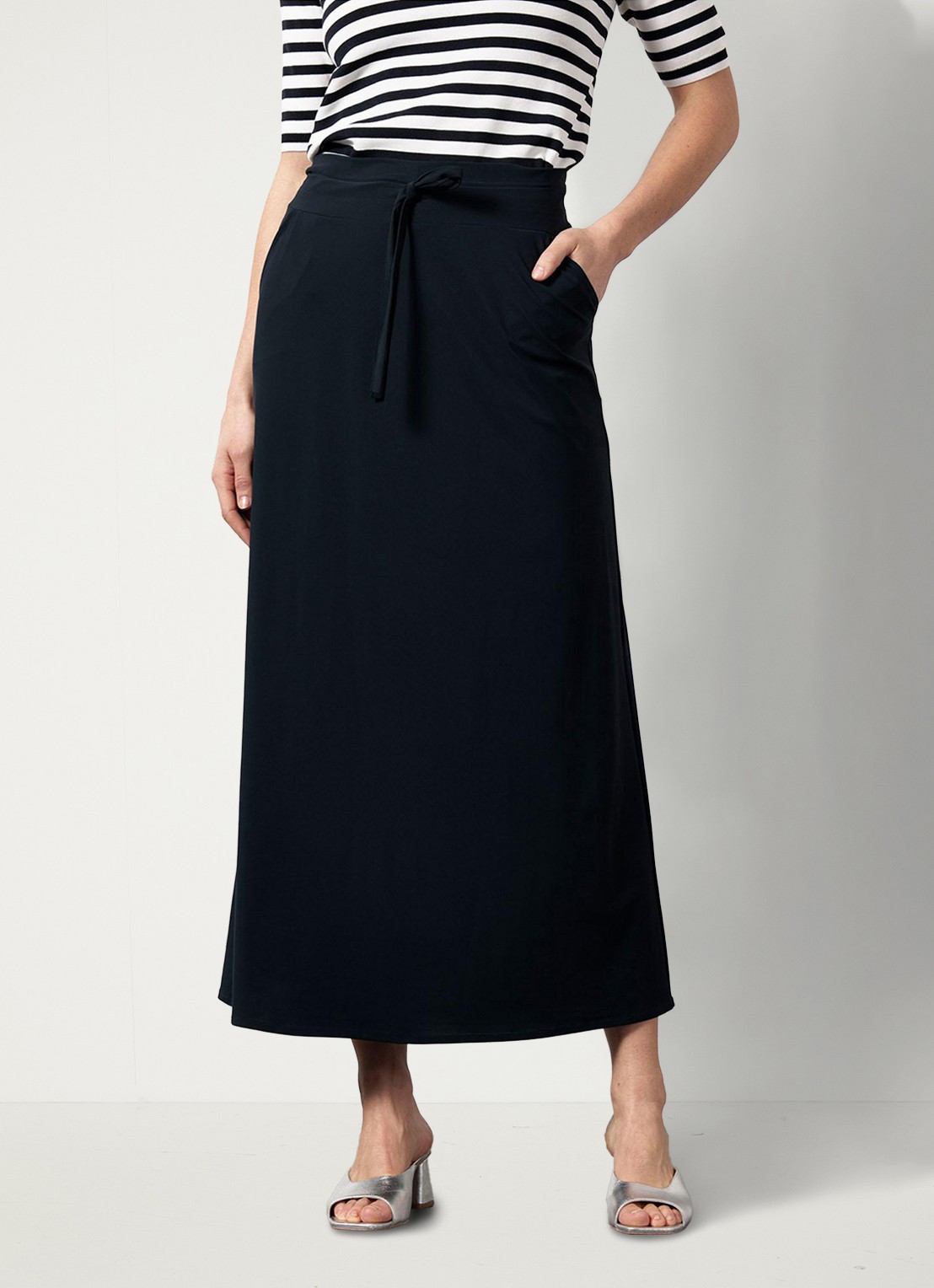 Studio Anneloes Chloe midi rok van travelstof - detail 3 donkerblauw
