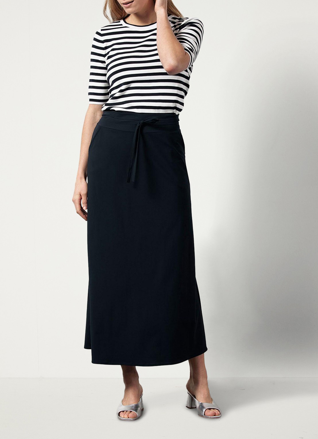 Studio Anneloes Chloe midi rok van travelstof - voorkant 2 donkerblauw