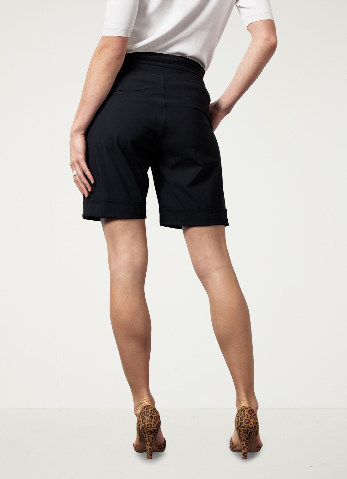 Studio Anneloes City mid waist wide fit korte broek van travelstof - achterkant zwart
