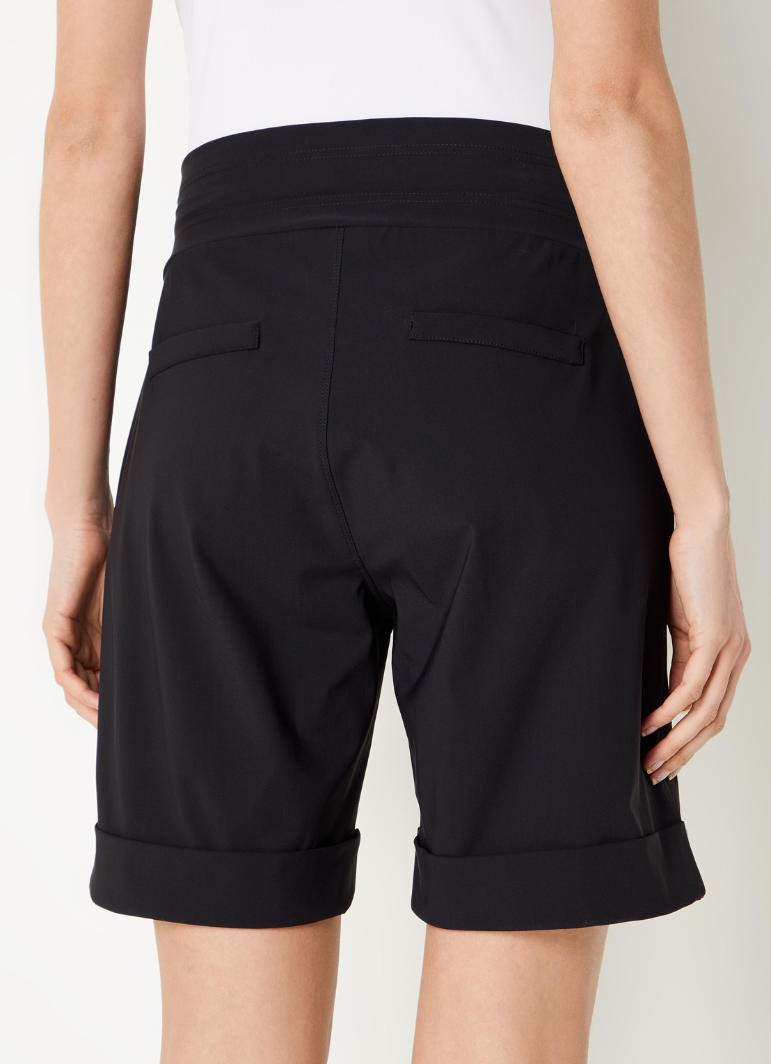 Studio Anneloes City mid waist wide fit korte broek van travelstof - achterkant 2 zwart