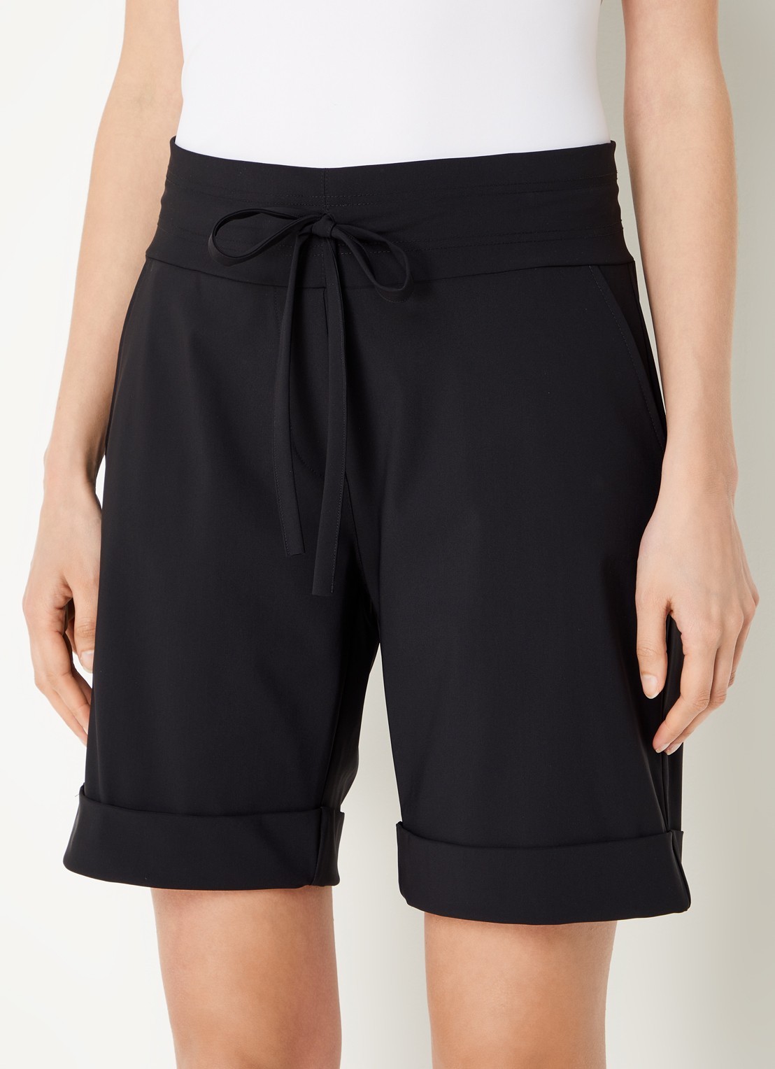 Studio Anneloes City mid waist wide fit korte broek van travelstof - detail 4 zwart