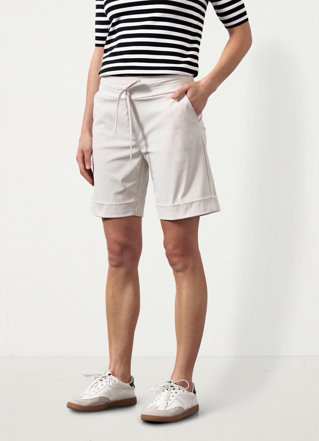 Studio Anneloes City mid waist wide fit korte broek van travelstof - detail 3 gebroken wit