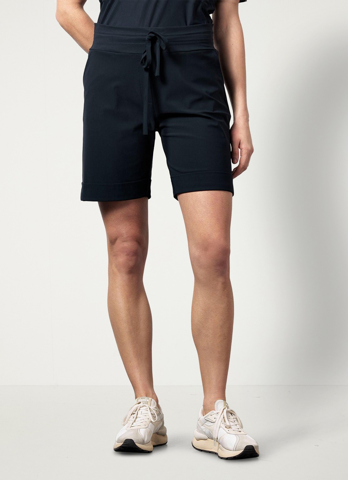 Studio Anneloes City mid waist wide fit korte broek van travelstof - detail 4 donkerblauw
