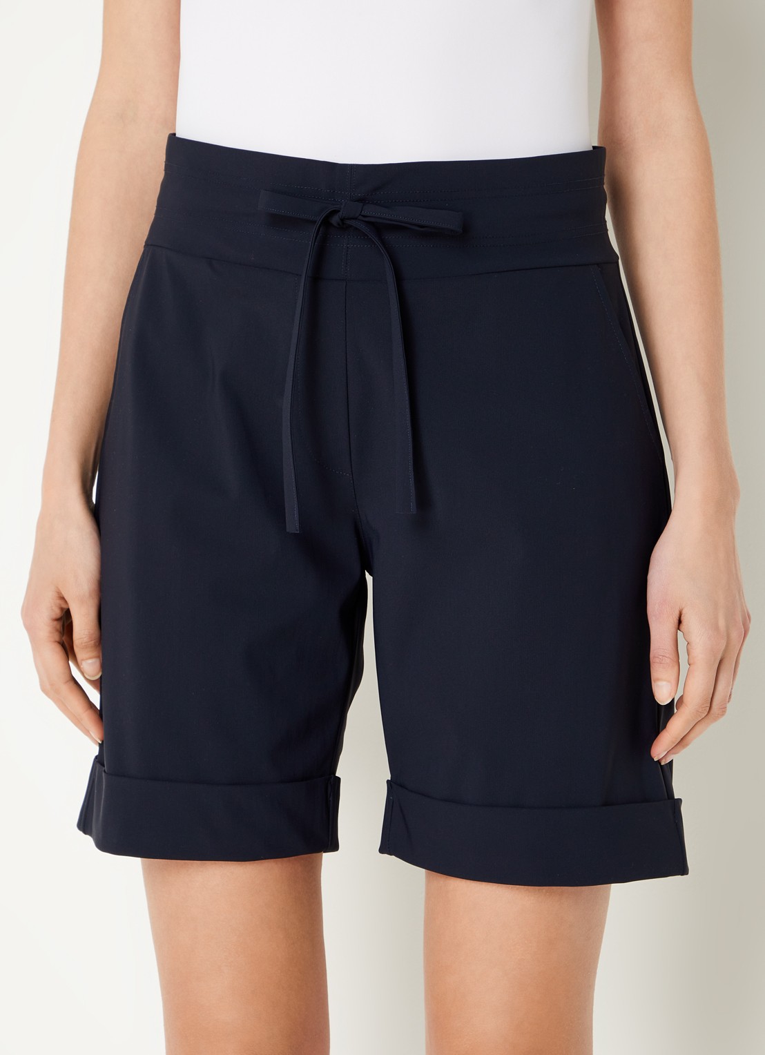 Studio Anneloes City mid waist wide fit korte broek van travelstof - detail 6 donkerblauw