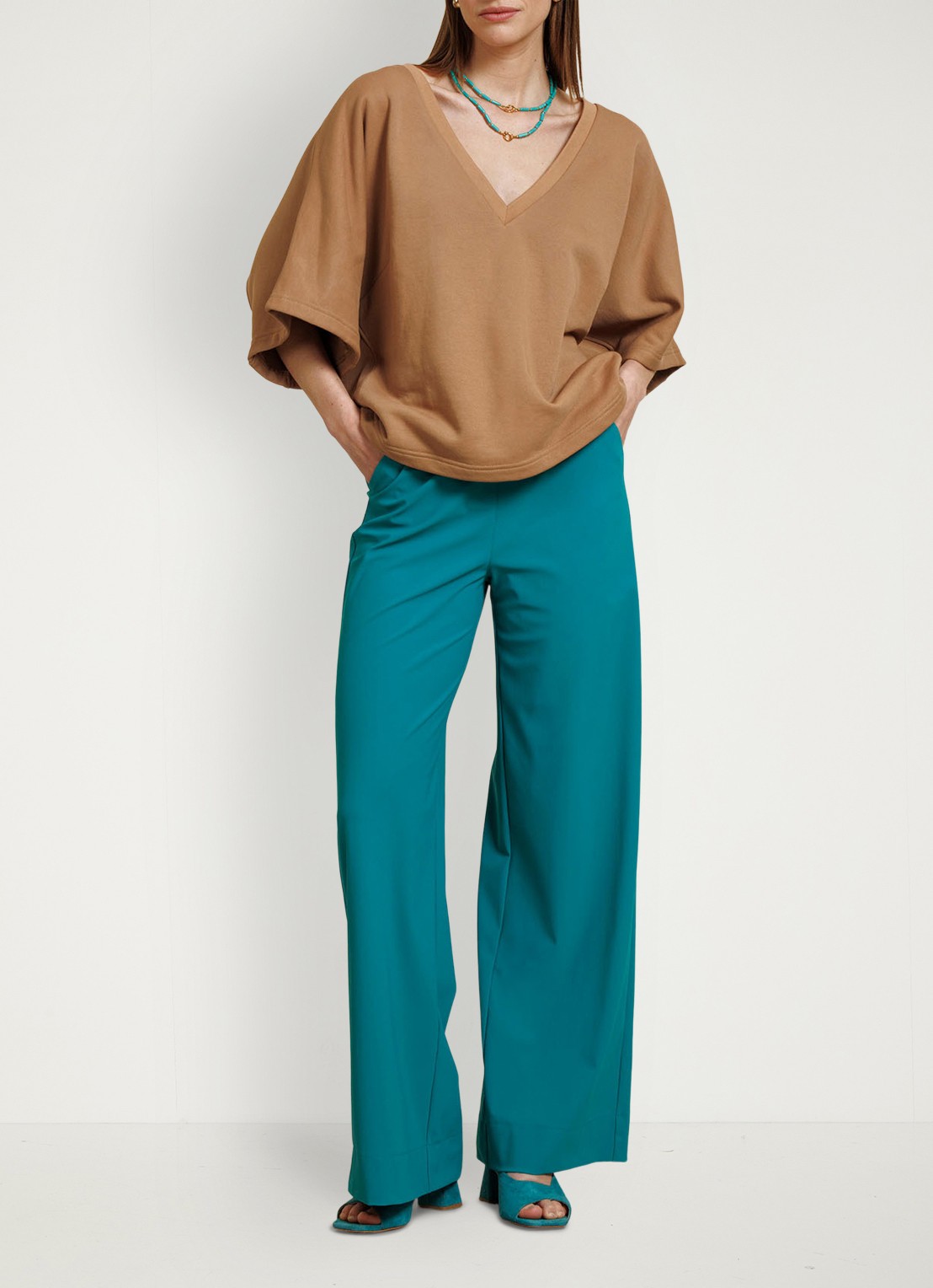 Studio Anneloes Costa sweatvest met V-hals - voorkant 4 camel