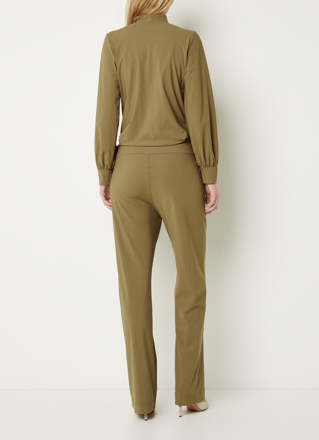 Studio Anneloes Feda straight fit jumpsuit van travelstof - achterkant olijfgroen