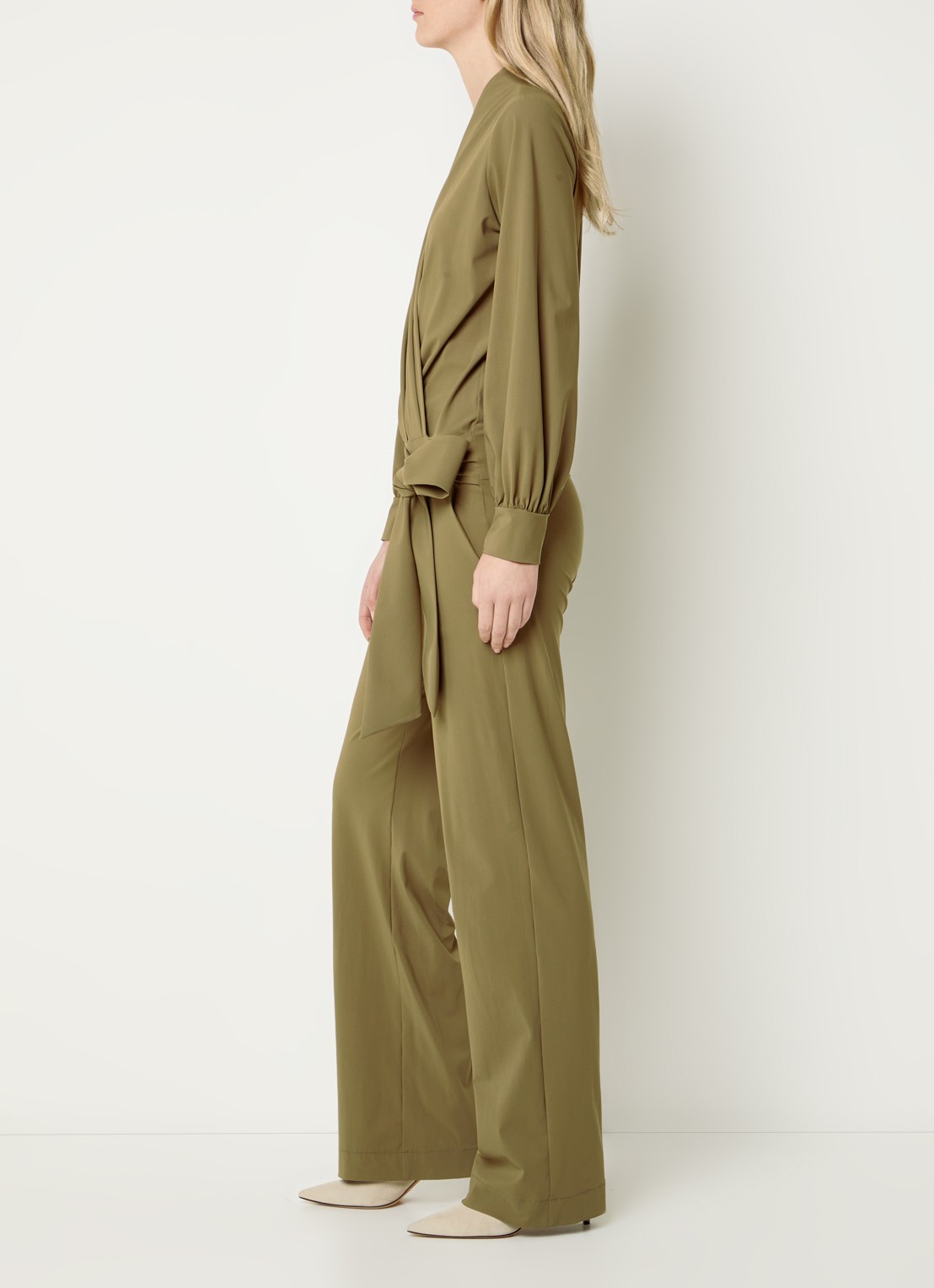 Studio Anneloes Feda straight fit jumpsuit van travelstof - voorkant 3 olijfgroen