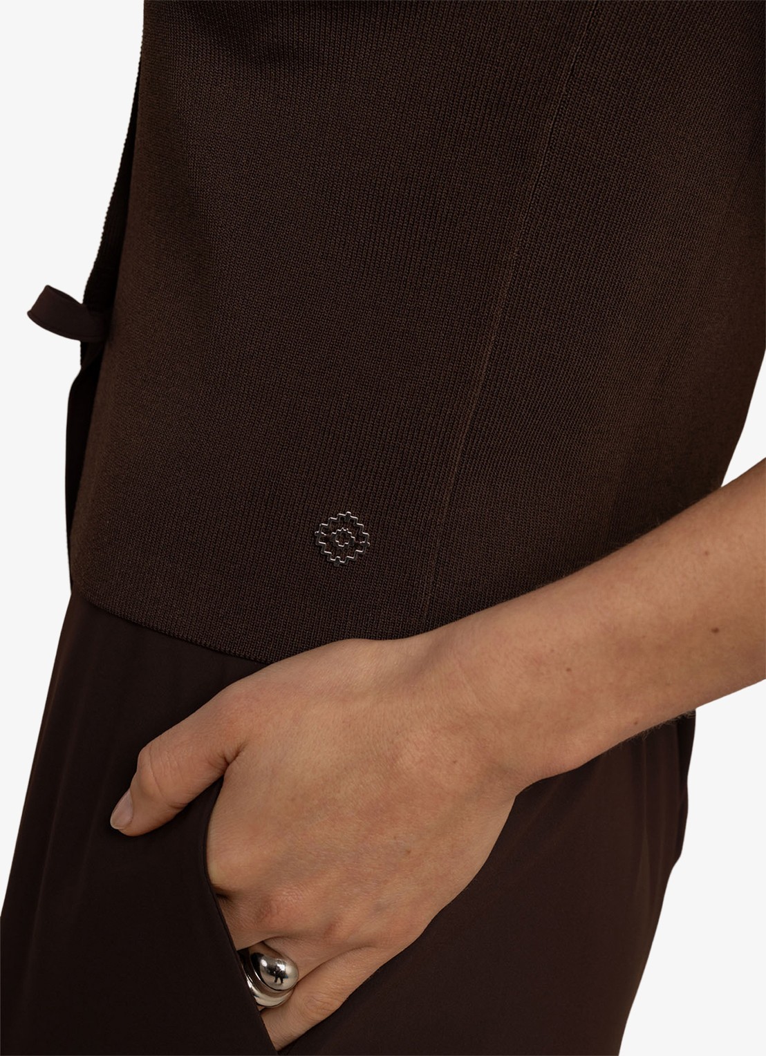 Studio Anneloes Fenna ribgebreide gilet met sierknopen  - detail 5 bruin