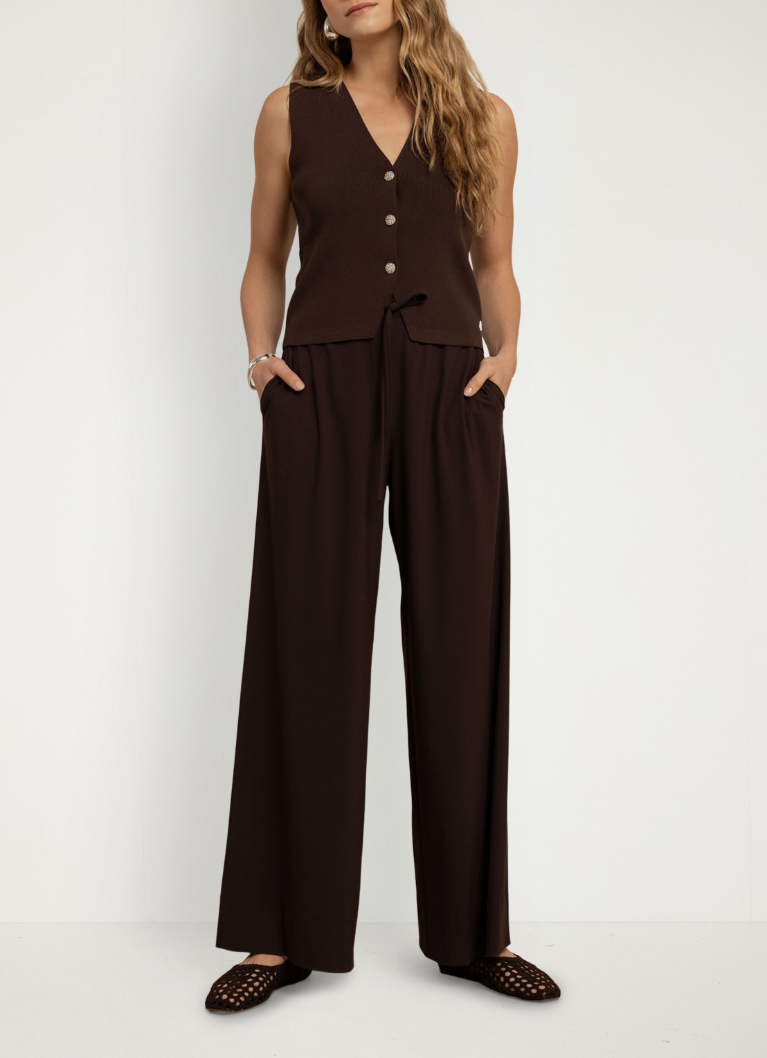 Studio Anneloes Fenna ribgebreide gilet met sierknopen  - voorkant 3 bruin
