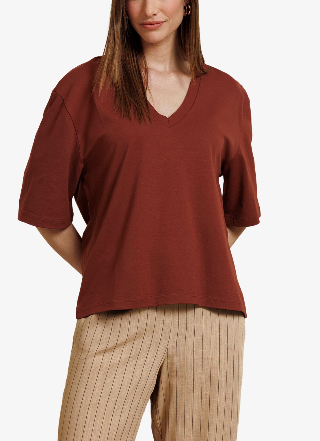 Studio Anneloes Fiore T-shirt met V-hals - detail 3 roestbruin