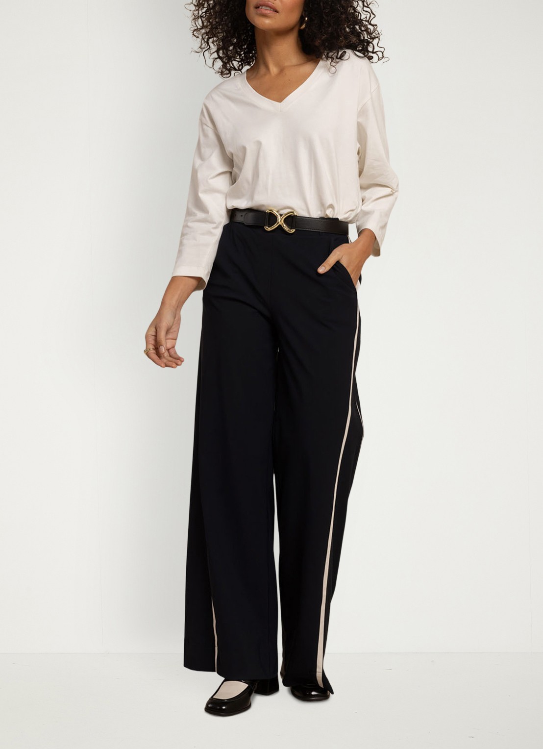 Studio Anneloes Fiore top met V-hals - voorkant 4 gebroken wit