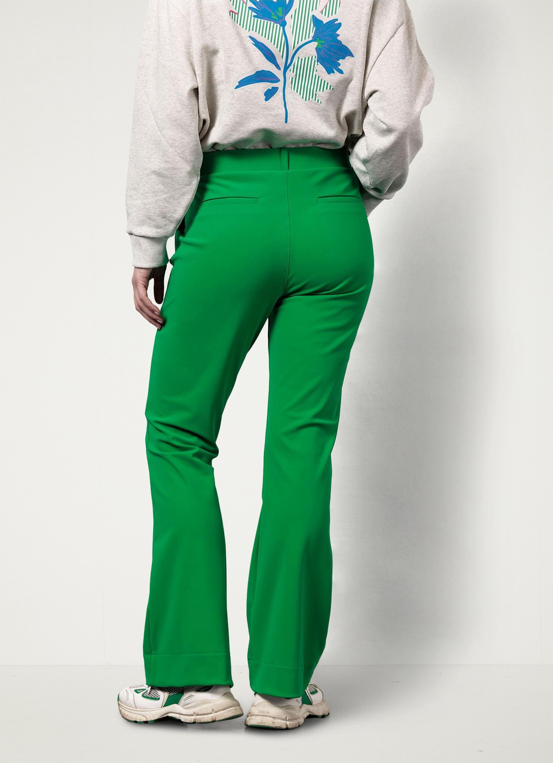 Studio Anneloes Flair mid waist flared broek van travelstof - achterkant groen