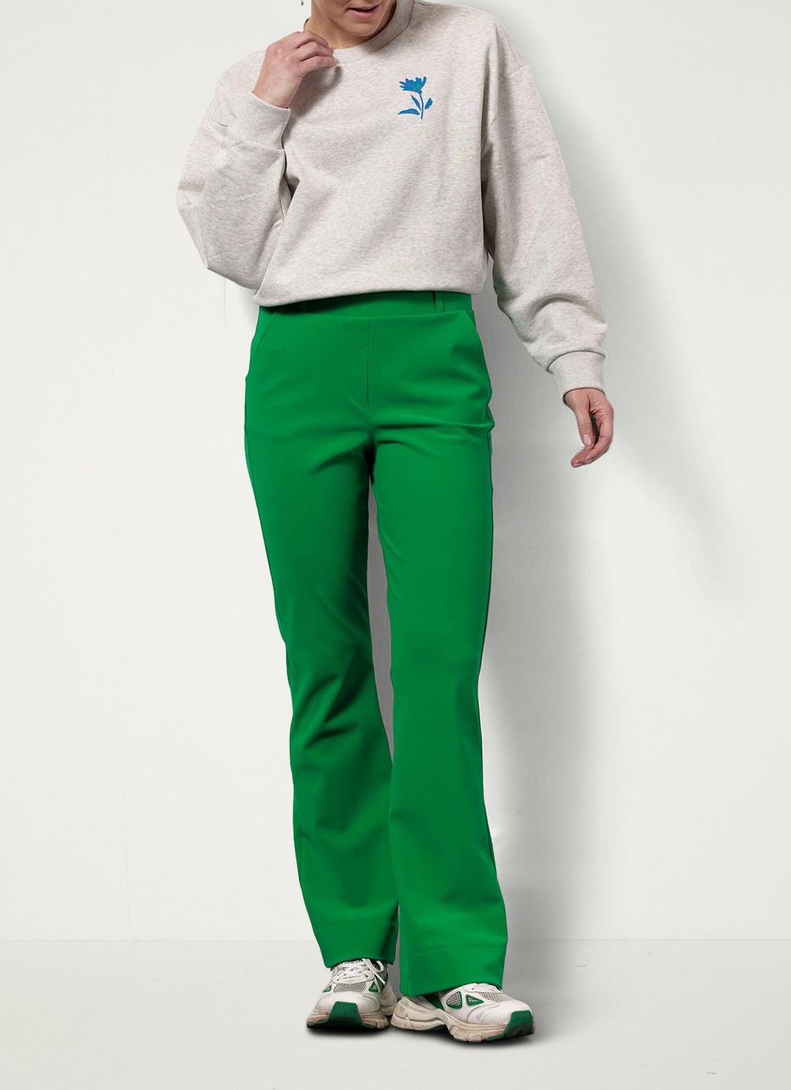 Studio Anneloes Flair mid waist flared broek van travelstof - voorkant 3 groen