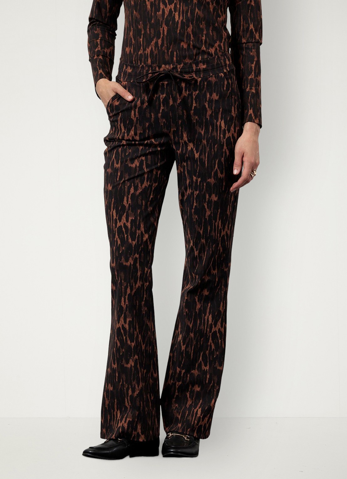 Studio Anneloes Flair mid waist flared fit broek met dierenprint - detail 3 oranjebruin