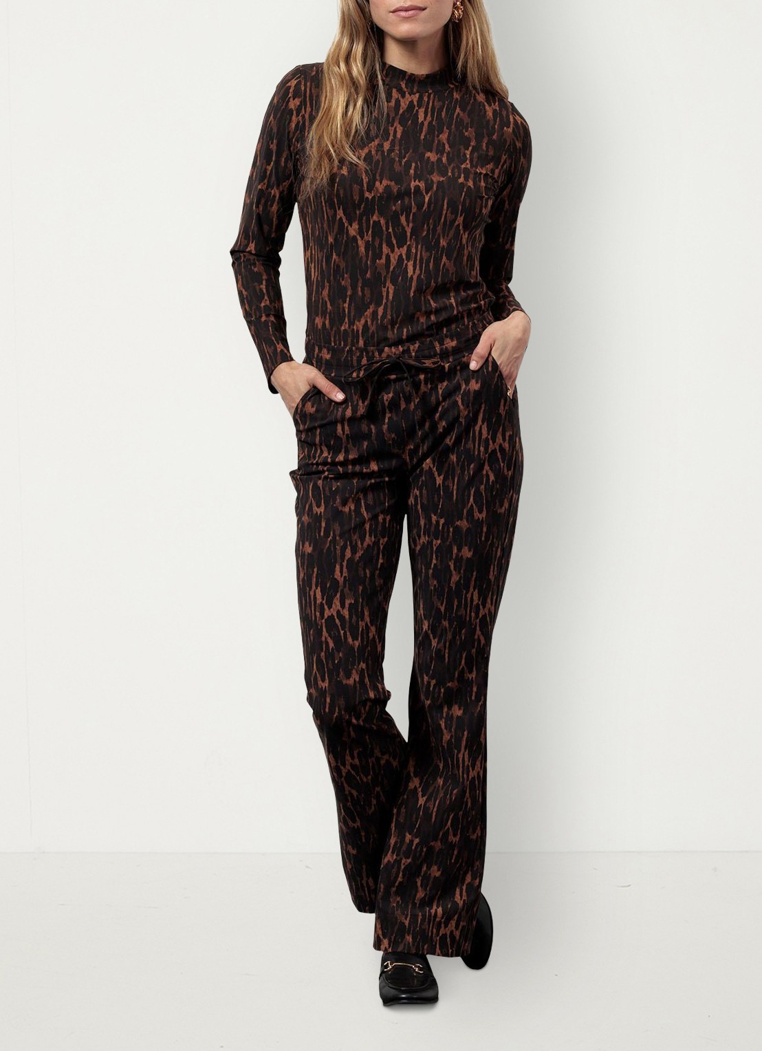 Studio Anneloes Flair mid waist flared fit broek met dierenprint - detail 4 oranjebruin