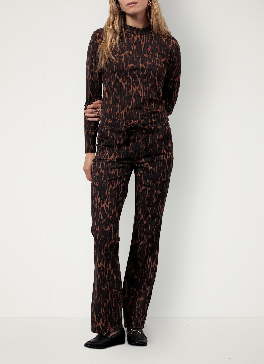 Studio Anneloes Flair mid waist flared fit broek met dierenprint - voorkant 2 oranjebruin