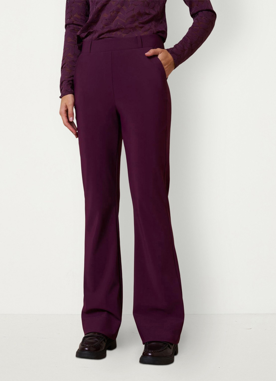 Studio Anneloes Flair mid waist flared fit broek van travelstof - detail paars