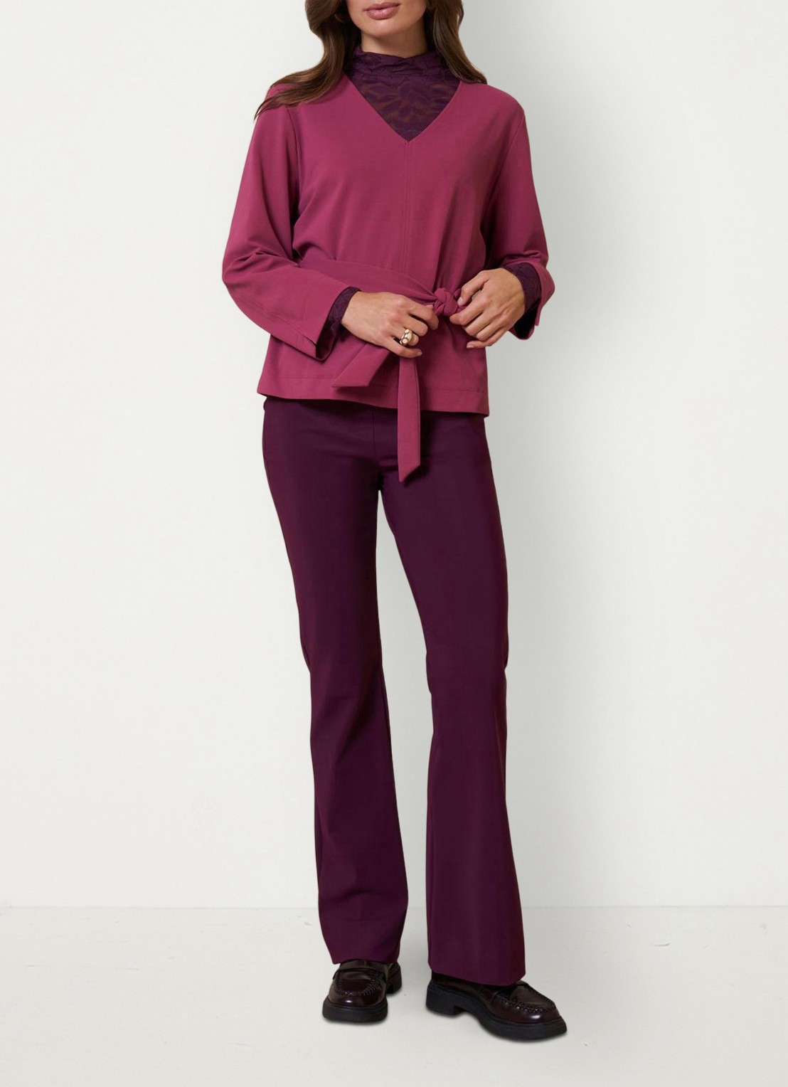 Studio Anneloes Flair mid waist flared fit broek van travelstof - voorkant 5 paars